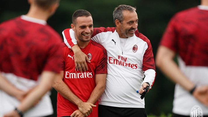 Giacomo Bonaventura e Marco Giampaolo, centrocampista e tecnico del Milan, a Milanello (credits: acmilan.com) 