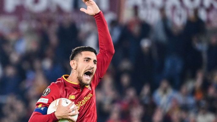 AS Roma's Italian midfielder Lorenzo Pellegrini celebrates after scoring a penalty during the UEFA Europa League Group C football match between AS Rome (ITA) and Ludogorets Razgrad (BUL) on November 3, 2022 at the Olympic stadium in Rome. (Photo by Alberto PIZZOLI / AFP) (Photo by ALBERTO PIZZOLI/AFP via Getty Images) Roma, Dybala si procura il rigore ma dal dischetto si presenta Pellegrini: è andata così - immagine 1