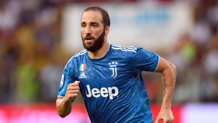 PARMA, ITALY - AUGUST 24: Gonzalo Higuain of Juventus looks on during the Serie A match between Parma Calcio and Juventus at Stadio Ennio Tardini on August 24, 2019 in Parma, Italy. (Photo by Alessandro Sabattini/Getty Images) La Juve fa le sue scelte: Matuidi, il caso Dybala e la formazione anti-Napoli - immagine 1
