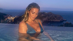 Diletta, bagno notturno in Sicilia. Relax a Taormina per la Leotta: décolleté top