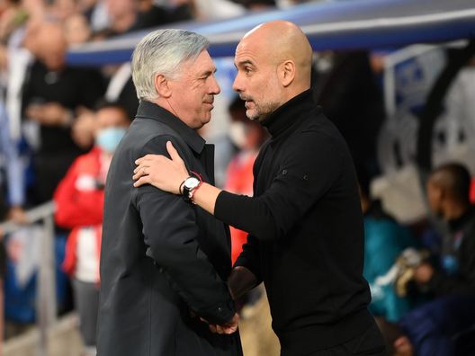 MADRID, SPAIN - MAY 04: Carlo Ancelotti, Head Coach of Real Madrid shakes hands with Pep Guardiola, Manager of Manchester City prior to the UEFA Champions League Semi Final Leg Two match between Real Madrid and Manchester City at Estadio Santiago Bernabeu on May 04, 2022 in Madrid, Spain. (Photo by David Ramos/Getty Images) ancelotti
