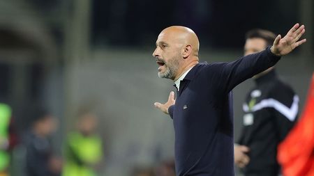 FLORENCE, ITALY - NOVEMBER 09: Vincenzo Italiano manager of ACF Fiorentina gestures during the Serie A match between ACF Fiorentina and Salernitana at Stadio Artemio Franchi on November 9, 2022 in Florence, Italy. (Photo by Gabriele Maltinti/Getty Images)