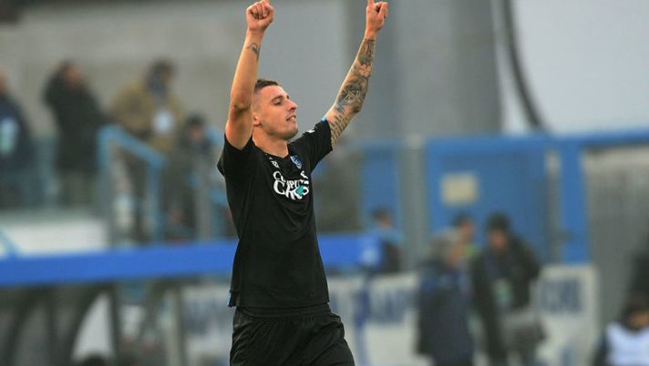 FERRARA, ITALY - DECEMBER 01: Rade Krunic of Empoli FC celebrates after scoring his team's second goal during the Serie A match between SPAL and Empoli at Stadio Paolo Mazza on December 1, 2018 in Ferrara, Italy. (Photo by Mario Carlini / Iguana Press/Getty Images) Da mettere ancora! I centrocampisti più in forma per il fantacalcio: schierate questi sei - immagine 1