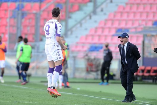 BOLOGNA, ITALY - MAY 02: Dusan Vlahovic of ACF Fiorentina celebrates after scoring his team's third and his personal second goal during the Serie A match between Bologna FC and ACF Fiorentina at Stadio Renato Dall'Ara on May 02, 2021 in Bologna, Italy. Sporting stadiums around Italy remain under strict restrictions due to the Coronavirus Pandemic as Government social distancing laws prohibit fans inside venues resulting in games being played behind closed doors. (Photo by Mario Carlini / Iguana Press/Getty Images) BOLOGNA, ITALY - MAY 02: Dusan Vlahovic of ACF Fiorentina celebrates after scoring his team's third and his personal second goal during the Serie A match between Bologna FC and ACF Fiorentina at Stadio Renato Dall'Ara on May 02, 2021 in Bologna, Italy. Sporting stadiums around Italy remain under strict restrictions due to the Coronavirus Pandemic as Government social distancing laws prohibit fans inside venues resulting in games being played behind closed doors. (Photo by Mario Carlini / Iguana Press/Getty Images)