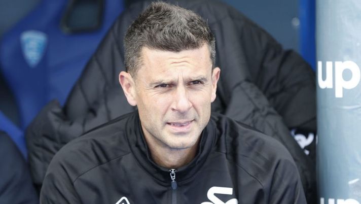 EMPOLI, ITALY - APRIL 09: Thiago Motta manager of Spezia Calcio looks on during the Serie A match between Empoli FC v Spezia Calcio on April 9, 2022 in Empoli, Italy. (Photo by Gabriele Maltinti/Getty Images) Spezia, Sky: “Nel weekend la risoluzione con Thiago Motta. Tre nomi per la panchina” - immagine 1