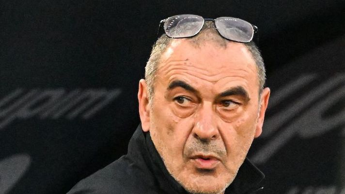 Lazio's Italian coach Maurizio Sarri looks on prior to the Italian Serie A football match between Lazio and AS Rome on March 19, 2023 at the Olympic stadium in Rome. (Photo by Alberto PIZZOLI / AFP) (Photo by ALBERTO PIZZOLI/AFP via Getty Images) Sarri: “Derby, fatica a dormire prima. Champions, storia esagerata: Lotito ha detto…” - immagine 1