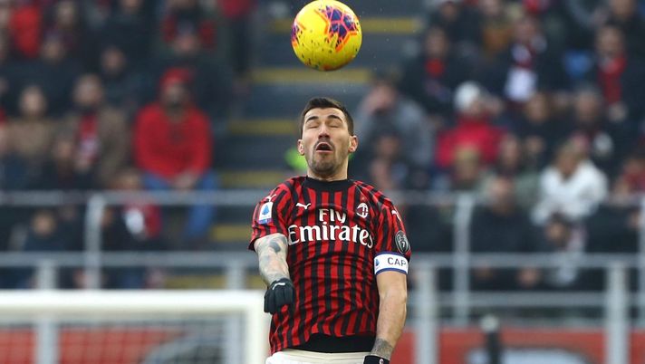 Uno stacco di testa di Alessio Romagnoli, difensore e capitano del Milan (credits: GETTY Images) 