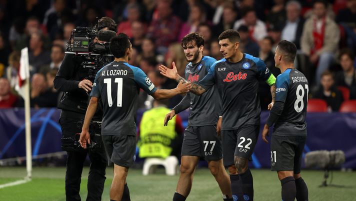 AMSTERDAM, NETHERLANDS - OCTOBER 04: Khvicha Kvaratskhelia of SSC Napoli celebrates with teammates after scoring their team's fifth goal during the UEFA Champions League group A match between AFC Ajax and SSC Napoli at Johan Cruyff Arena on October 04, 2022 in Amsterdam, Netherlands. (Photo by Dean Mouhtaropoulos/Getty Images) Ajax-Napoli 1-6: dopo aver battuto il Torino gli azzurri dilagano in Champions - immagine 1