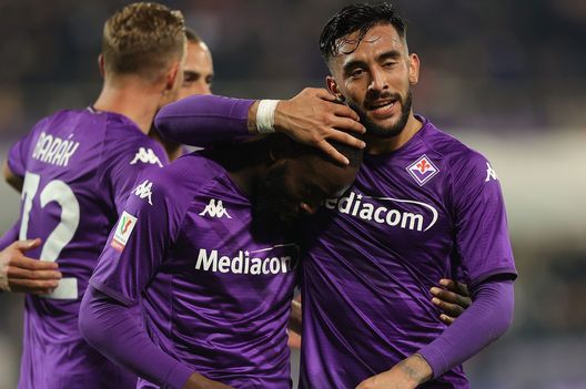 FLORENCE, ITALY - FEBRUARY 01: Jonathan Ikoné Nanitamo of ACF Fiorentina celebrates after scoring a goal and his teammate Nicolas Ivan Gonzalez of ACF Fiorentina during the Coppa Italia Quarter Final matcy between Fiorentina and Torino at Stadio Artemio Franchi on February 1, 2023 in Florence, Italy. (Photo by Gabriele Maltinti/Getty Images) Gazzetta: “Coppa Italia e Conference League. La Fiorentina insegue i suoi sogni”- immagine 2