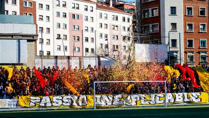 La passione per questo derby immortalata da Ultras-tifo.net Lancio di oggetti dei tifosi del Sant Andreu: l’altro derby di Barcellona sospeso per alcuni minuti - immagine 1