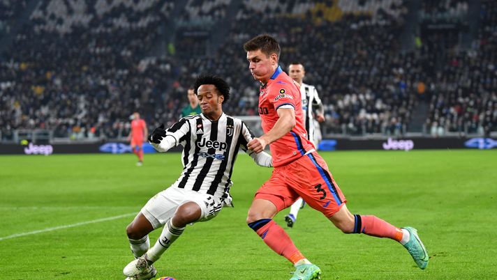 TURIN, ITALY - NOVEMBER 27: Joakim Maehle of Atalanta BC battles for possession with Juan Cuadrado of Juventus during the Serie A match between Juventus and Atalanta BC at Allianz Stadium on November 27, 2021 in Turin, Italy. (Photo by Valerio Pennicino/Getty Images) Beniamino Vignola: “Per la Juve al massimo lotta Champions, e non sarà facile…” - immagine 1