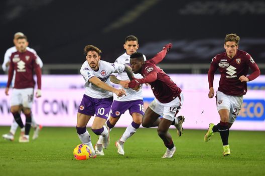 TURIN, ITALY - JANUARY 10: Wilfried Singo of Torino FC competes with Gaetano Castrovilli of ACF Fiorentina during the Serie A match between Torino FC v ACF Fiorentina at Stadio Olimpico di Torino on January 10, 2022 in Turin, Italy. (Photo by Valerio Pennicino/Getty Images) Sconcerti: “Fiorentina, a Torino dati atletici devastanti”. E sulla Coppa…- immagine 2
