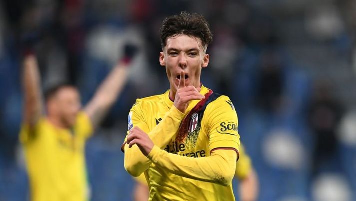 REGGIO NELL'EMILIA, ITALY - DECEMBER 22: Aaron Hickey of Bologna FC celebrates after scoring his team second goal during the Serie A match between US Sassuolo and Bologna FC at Mapei Stadium - Citta' del Tricolore on December 22, 2021 in Reggio nell'Emilia, Italy. (Photo by Alessandro Sabattini/Getty Images) FLASH – Stop nel riscaldamento e cambio di formazione nel Bologna: gioca Hickey - immagine 1