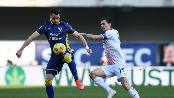 Alessio Romagnoli (difensore e capitano AC Milan), qui contro Kevin Lasagna in Verona-Milan 0-2 (Serie A 2020-2021) | News (Getty Images) 