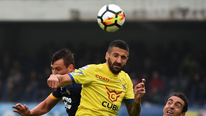 VERONA, ITALY - OCTOBER 22:  (R) Alessandro Gamberini of AC Chievo Verona in action during the Serie A match between AC Chievo Verona and Hellas Verona FC at Stadio Marc'Antonio Bentegodi on October 22, 2017 in Verona, Italy.  (Photo by Pier Marco Tacca/Getty Images) 