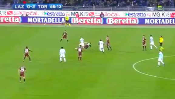  Il momento dell'errore di Belotti che libera Luis Alberto all'uno contro due: lo spagnolo s'infila nel corridoio e beffa Sirigu 