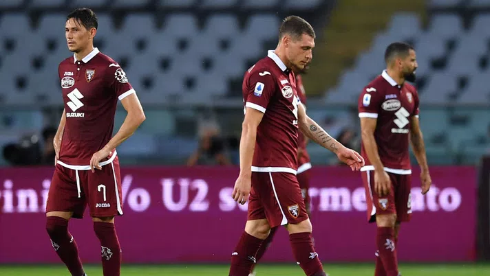 TURIN, ITALY - JUNE 30:  Andrea Belotti (R) and Sasa Lukic of Torino FC look dejected during the Serie A match between Torino FC and  SS Lazio at Stadio Olimpico di Torino on June 30, 2020 in Turin, Italy.  (Photo by Valerio Pennicino/Getty Images)