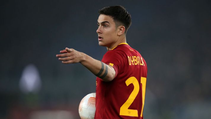 ROME, ITALY - MARCH 09: Paulo Dybala of AS Roma looks on during the UEFA Europa League round of 16 leg one match between AS Roma and Real Sociedad at Stadio Olimpico on March 09, 2023 in Rome, Italy. (Photo by Paolo Bruno/Getty Images) Roma in emergenza totale con l’Inter: la formazione obbligata e la gestione di Dybala - immagine 1