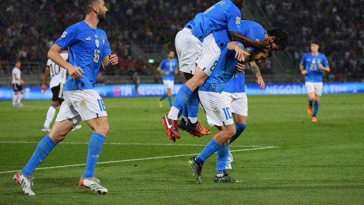 BOLOGNA, ITALY - JUNE 04: Lorenzo Pellegrini of Italy celebrates with teammates Sandro Tonali, Degnand Wilfried Gnonto and Bryan Cristante after scoring their team's first goal during the UEFA Nations League League A Group 3 match between Italy and Germany at Renato Dall'Ara Stadium on June 04, 2022 in Bologna, Italy. (Photo by Claudio Villa/Getty Images) Gnonto, che esordio: “L’attaccante deve prendersi dei rischi, sapevo che Kehrer era ammonito e l’ho puntato” - immagine 1