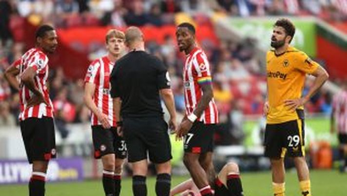 BRENTFORD, ENGLAND - OCTOBER 29: Referee Robert Madley speaks with Diego Costa of Wolverhampton Wanderers, before Diego Costa receives a red card following a VAR Review, during the Premier League match between Brentford FC and Wolverhampton Wanderers at Brentford Community Stadium on October 29, 2022 in Brentford, England. (Photo by Julian Finney/Getty Images) ROSSO A DIEGO COSTA