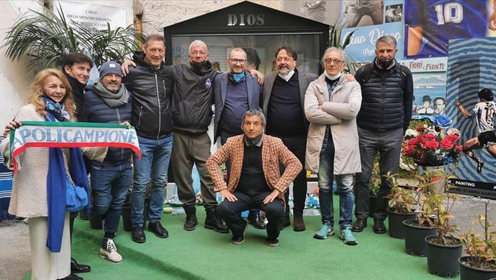 Palumella porta gli ex campioni d’Italia del Napoli al murale di Maradona | FOTO 