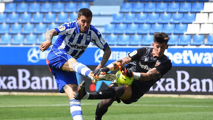 VITORIA-GASTEIZ, SPAIN - MAY 08: Joselu of Deportivo Alaves has a shot saved by Dani Cardenas of Levante UD during the La Liga Santander match between Deportivo Alavés and Levante UD at Estadio de Mendizorroza on May 08, 2021 in Vitoria-Gasteiz, Spain. Sporting stadiums around Spain remain under strict restrictions due to the Coronavirus Pandemic as Government social distancing laws prohibit fans inside venues resulting in games being played behind closed doors. (Photo by Juan Manuel Serrano Arce/Getty Images) Derby al Mestalla, il Levante: “Per noi è come una finale”- immagine 1