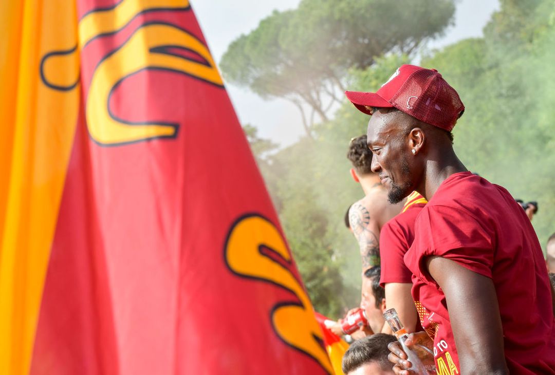 Roma, il popolo giallorosso in festa visto dal pullman della squadra – FOTO GALLERY - immagine 76