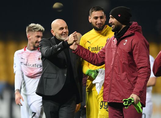 Stefano Pioli, tecnico rossonero, festeggia con Antonio Donnarumma, terzo portiere del Milan Stefano Pioli, tecnico rossonero, festeggia con Antonio Donnarumma, terzo portiere del Milan