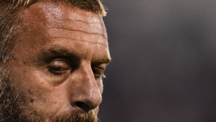 BUENOS AIRES, ARGENTINA - NOVEMBER 10: Daniele De Rossi of Boca looks on during a match between Velez and Boca Juniors as part of Superliga Argentina 2019/20 at Jose Amalfitani Stadium on November 10, 2019 in Buenos Aires, Argentina. (Photo by Amilcar Orfali/Getty Images) BUENOS AIRES, ARGENTINA - NOVEMBER 10: Daniele De Rossi of Boca looks on during a match between Velez and Boca Juniors as part of Superliga Argentina 2019/20 at Jose Amalfitani Stadium on November 10, 2019 in Buenos Aires, Argentina. (Photo by Amilcar Orfali/Getty Images)