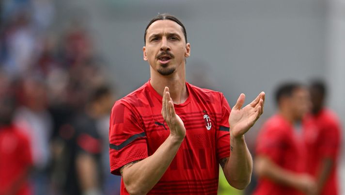 REGGIO NELL'EMILIA, ITALY - MAY 22: Zlatan Ibrahimovic of AC Milan applauds the fans prior to the Serie A match between US Sassuolo and AC Milan at Mapei Stadium - Citta' del Tricolore on May 22, 2022 in Reggio nell'Emilia, Italy. (Photo by Chris Ricco/Getty Images)