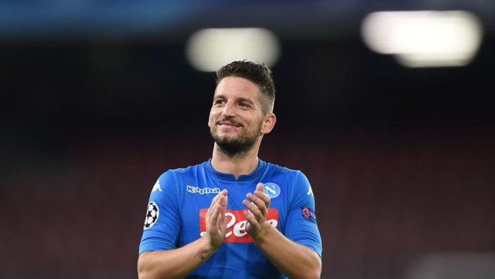 Napoli's forward from Belgium Dries Mertens celebrates at the end of the UEFA Champion's League Group F football match Napoli vs Feyenoord Rotterdam on September 26, 2017 at the San Paolo stadium in Naples. Napoli won 3-1. / AFP PHOTO / Filippo MONTEFORTE (Photo credit should read FILIPPO MONTEFORTE/AFP/Getty Images) Mertens a sorpresa: “Ho una clausola bassa, sono un affare per chiunque” - immagine 1