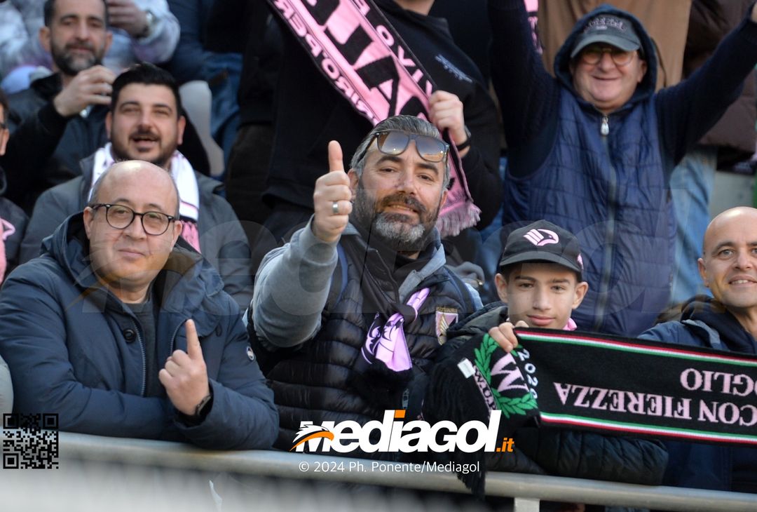 FOTOTIFO Palermo-Como 3-0, gli scatti ai tifosi al “Renzo Barbera” (GALLERY) - immagine 67