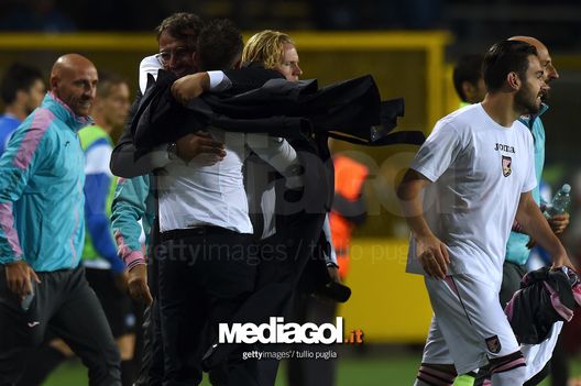BERGAMO, ITALY - SEPTEMBER 21: Sport Manager Daniele Faggiano and Head Coach Roberto De Zerbi of Palermo celebrate after winning the Serie A match between Atalanta BC and US Citta di Palermo at Stadio Atleti Azzurri d'Italia on September 21, 2016 in Bergamo, Italy.  (Photo by Tullio M. Puglia/Getty Images) 