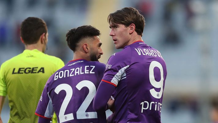 FLORENCE, ITALY - DECEMBER 11: Dusan Vlahovic of ACF Fiorentina celebrates after scoring a goal during the Serie A match between ACF Fiorentina and US Salernitana at Stadio Artemio Franchi on December 11, 2021 in Florence, Italy. (Photo by Gabriele Maltinti/Getty Images) Giovane e di talento: la Fiorentina ha un tridente da 100 milioni - immagine 1