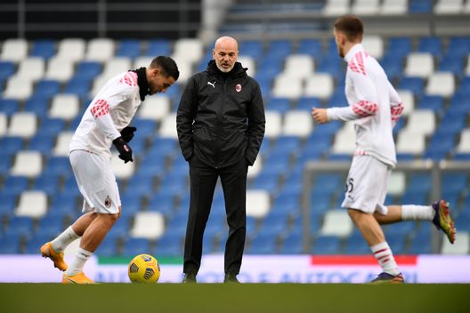 Pioli sorveglia l'allenamento di Theo Hernandez e di Saelemaekers. Pioli sorveglia l'allenamento di Theo Hernandez e di Saelemaekers.