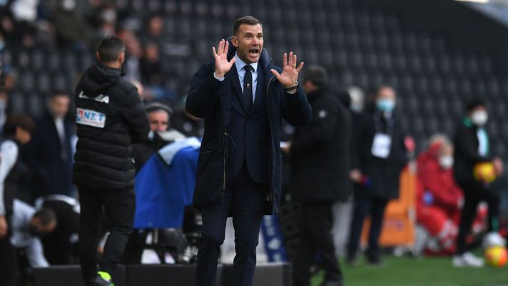 UDINE, ITALY - NOVEMBER 28: Andriy Shevchenko head coach of Genoa CFC reacts during the Serie A match between Udinese Calcio and Genoa CFC at Dacia Arena on November 28, 2021 in Udine, Italy. (Photo by Alessandro Sabattini/Getty Images) Sheva uomo-derby: “Aspetto con ansia quello di Genova…” - immagine 1