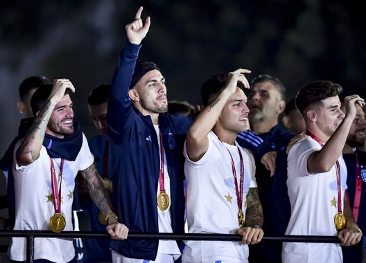 BUENOS AIRES, ARGENTINA - DECEMBER 20: Lionel Messi and teammates Rodrigo De Paul, Leandro Paredes, Lautaro Martinez and Julian Alvarez celebrates during the arrival of the Argentina men's national football team after winning the FIFA World Cup Qatar 2022 on December 20, 2022 in Buenos Aires, Argentina. (Photo by Marcelo Endelli/Getty Images) Julian Alvarez nella top 11 del Mondiale: “Snobbato in fretta dalle italiane”- immagine 2
