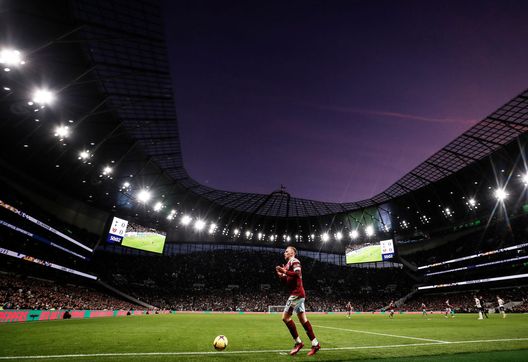 (Photo by Ryan Pierse/Getty Images) Tifosi Tottenham, elastici in campo nel derby col West Ham: “Stanno andando giù, stanno andando giù…”- immagine 2