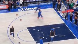 VIDEO / Magia di Doncic: alza l’alley-oop col tacco!