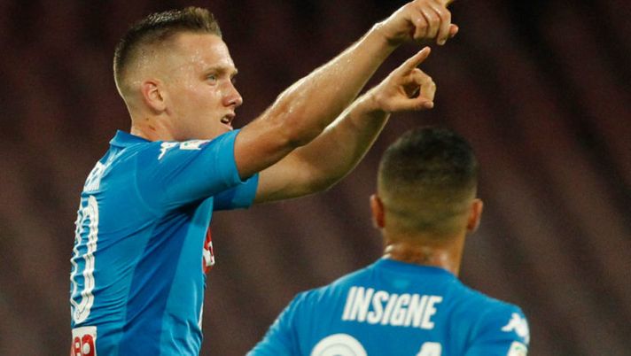 Napoli's Polish midfielder Piotr Zielinski celebrates after scoring with teammate during the Italian Serie A football match SSC Napoli vs Atalanta BC on August 27, 2017 at the San Paolo Stadium. / AFP PHOTO / CARLO HERMANN        (Photo credit should read CARLO HERMANN/AFP/Getty Images)  Napoli, da Chiriches a Zielinski: sei cambi di formazione per la Coppa Italia - immagine 1