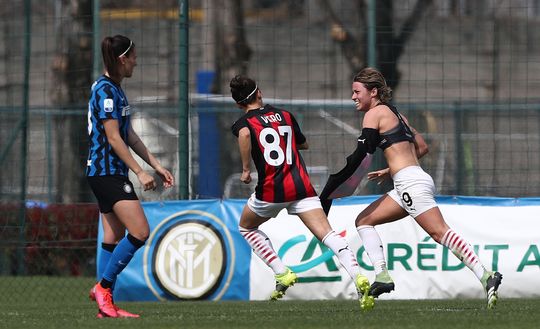 L'esultanza di Valentina Giacinti dopo i 4 goal segnati all'Inter femminile L'esultanza di Valentina Giacinti dopo i 4 goal segnati all'Inter femminile