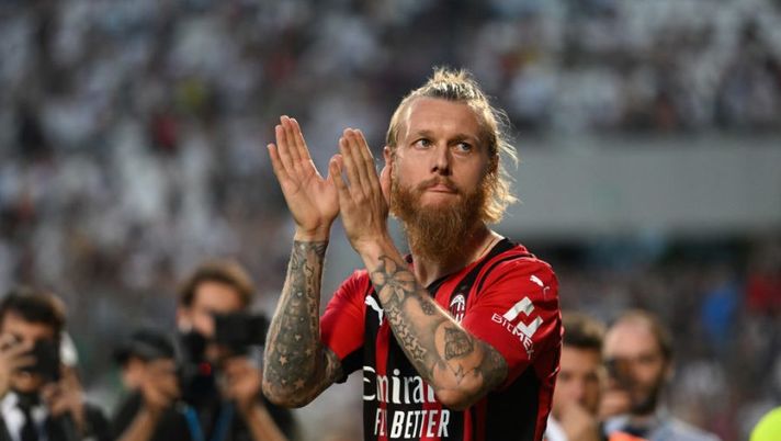 REGGIO NELL'EMILIA, ITALY - MAY 22: Simon Kjaer of AC Milan celebrates after their side finished the season as Serie A champions during the Serie A match between US Sassuolo and AC Milan at Mapei Stadium - Citta' del Tricolore on May 22, 2022 in Reggio nell'Emilia, Italy. (Photo by Chris Ricco/Getty Images) Sassuolo-Milan, le formazioni ufficiali: gioca Kjaer, la scelta su Diaz e Pinamonti - immagine 1