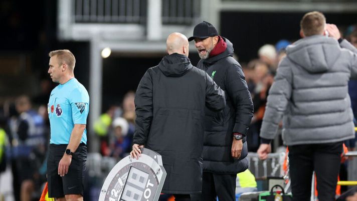 LUTON, ENGLAND - NOVEMBER 05: Juergen Klopp, Manager of Liverpool, interacts with Fourth Official Anthony Taylor during the Premier League match between Luton Town and Liverpool FC at Kenilworth Road on November 05, 2023 in Luton, England. (Photo by Catherine Ivill/Getty Images) Taylor, un altro disastro in Arsenal-Liverpool. Klopp furioso: “È incredibile” - immagine 1