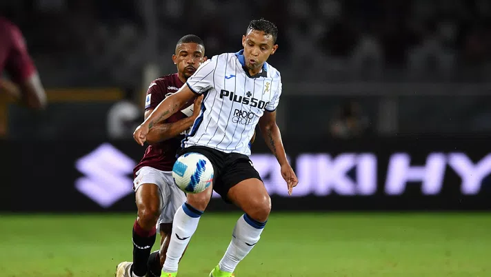 TURIN, ITALY - AUGUST 21:  Gleison Bremer (L) of Torino FC competes with Luis Muriel of Atalanta BC during the Serie A match between Torino FC and Atalanta BC at Stadio Olimpico di Torino on August 21, 2021 in Turin, Italy.  (Photo by Valerio Pennicino/Getty Images)
