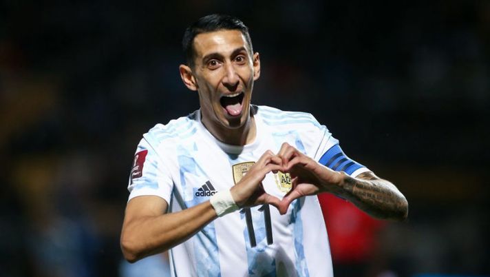 MONTEVIDEO, URUGUAY - NOVEMBER 12: Angel Di Maria of Argentina celebrates after scoring the first goal of his team during a match between Uruguay and Argentina as part of FIFA World Cup Qatar 2022 Qualifiers at Campeón del Siglo Stadium on November 12, 2021 in Montevideo, Uruguay. (Photo by Ernesto Ryan/Getty Images) Sky: “Domani sera l’arrivo di Di Maria a Torino, ecco quando farà le visite mediche” - immagine 1