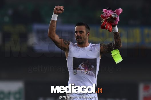 Stefano Sorrentino festeggia la vittoria al Bentegodi contro l'Hellas Verona. 