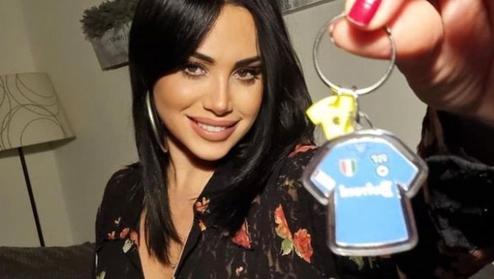 Marika Fruscio super sexy: e mostra fiera il suo nuovo portachiavi del Napoli Marika Fruscio super sexy: e mostra fiera il suo nuovo portachiavi del Napoli