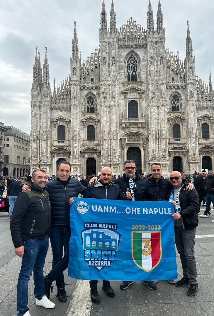 GALLERY I club UANM ieri a San Siro: bandiere, striscioni e maglie azzurre - immagine 2