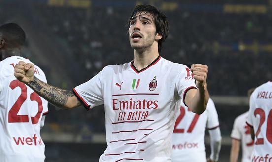 L'esultanza di Sandro Tonali (centrocampista AC Milan) per il suo gol in Verona-Milan 1-2 (Serie A 2022-2023) | News (Getty Images) Sandro Tonali AC Milan Verona-Milan 1-2 Serie A 2022-2023