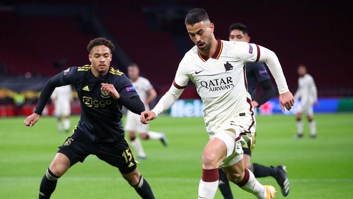 AMSTERDAM, NETHERLANDS - APRIL 08: Leonardo Spinazzola of A.S Roma runs with the ball whilst under pressure from Devyne Rensch of Ajax during the UEFA Europa League Quarter Final First Leg match between Ajax and AS Roma at Johan Cruijff Arena on April 08, 2021 in Amsterdam, Netherlands. Sporting stadiums around Europe remain under strict restrictions due to the Coronavirus Pandemic as Government social distancing laws prohibit fans inside venues resulting in games being played behind closed doors. (Photo by Dean Mouhtaropoulos/Getty Images) AMSTERDAM, NETHERLANDS - APRIL 08: Leonardo Spinazzola of A.S Roma runs with the ball whilst under pressure from Devyne Rensch of Ajax during the UEFA Europa League Quarter Final First Leg match between Ajax and AS Roma at Johan Cruijff Arena on April 08, 2021 in Amsterdam, Netherlands. Sporting stadiums around Europe remain under strict restrictions due to the Coronavirus Pandemic as Government social distancing laws prohibit fans inside venues resulting in games being played behind closed doors. (Photo by Dean Mouhtaropoulos/Getty Images)